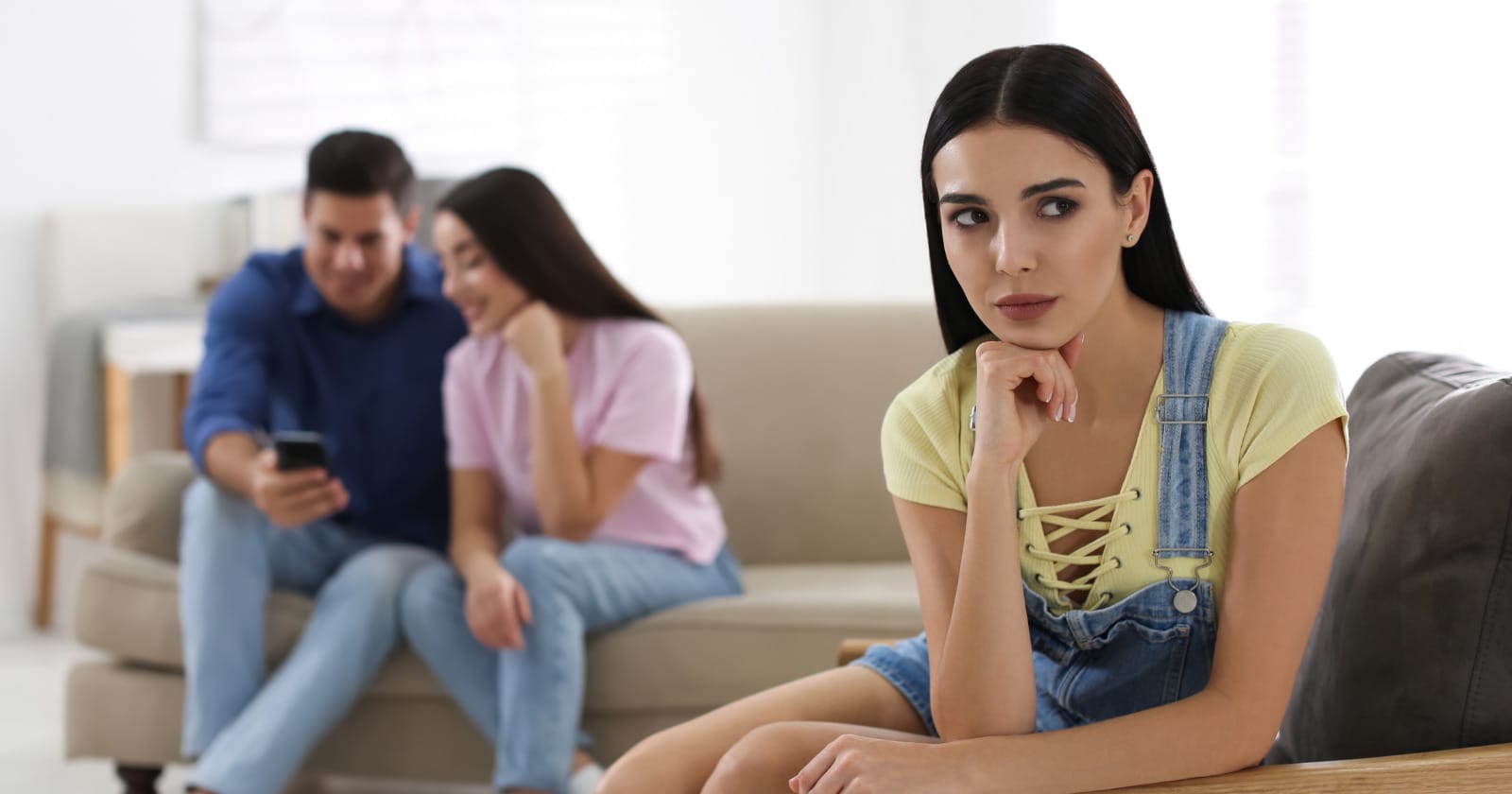 Estou me apaixonando por um amigo casado e isso está se tornando óbvio para todos, especialmente para sua esposa. Devo negar ou confessar?