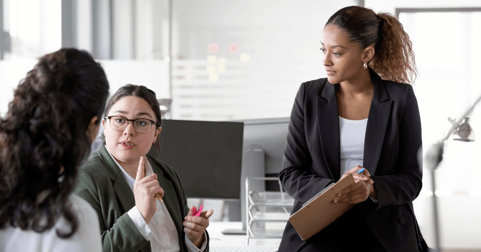 Se alguém não gosta de você secretamente, geralmente exibirá estes 10 comportamentos sutis